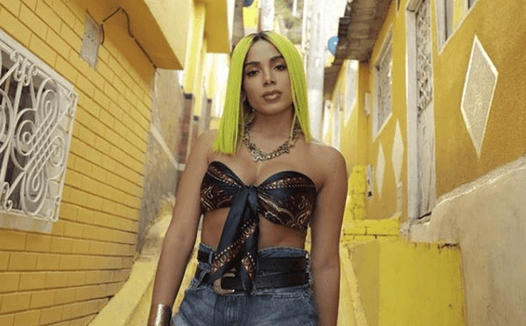 Anitta lança nova música e comemora o número de visualizações do clipe de Medicina