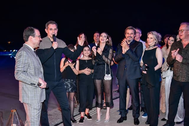 Autor, diretor e elenco na festa de lançamento (Foto: Globo/Rafael Campos)