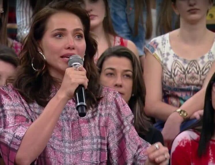 Letícia Colin se emociona e cai no choro ao falar sobre Rosa no Altas Horas