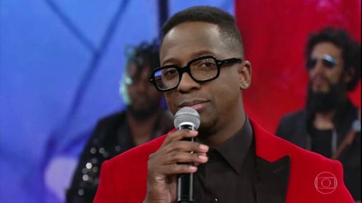 Campeão do Show dos Famosos, Mumuzinho deixa o Brasil e ostenta com carrão no exterior