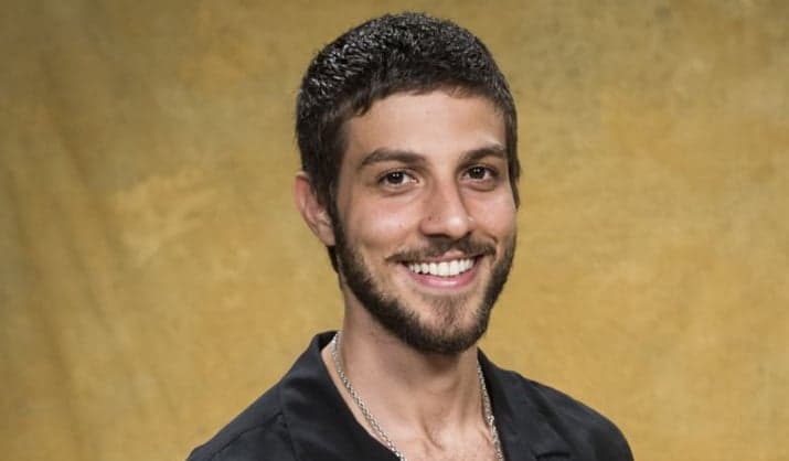 Após terminar noivado, Chay Suede sai para curtir a noite carioca com amigos famosos