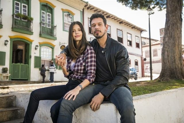 Mistério, amor e viagem no tempo: conheça a história da novela Espelho da Vida