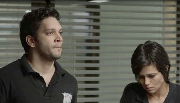 Ionan (Armando Babaioff) e Maura (Nanda Costa) em cena de Segundo Sol (Foto:
