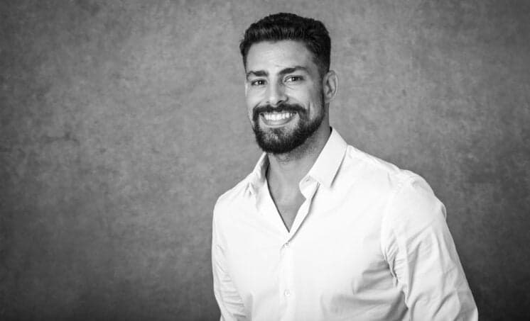 Cauã Reymond compartilha foto imerso em banheira com gelo e seguidoras reagem: "amo picolé"