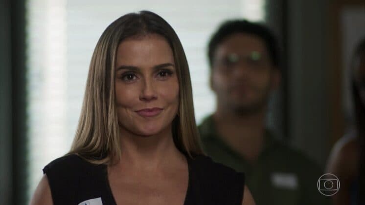 Final de Segundo Sol: Karola se depara com grande oportunidade e trai a própria família.