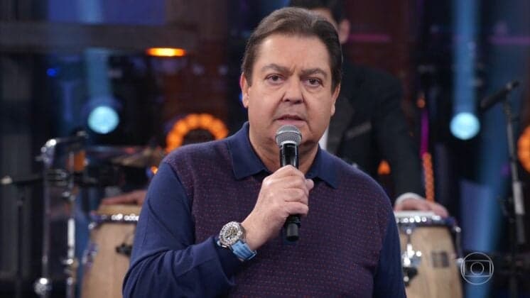 Faustão paga uma série de micos no programa e chama artista de "vaca"