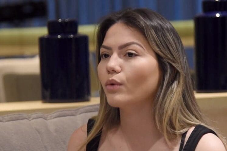 Após polêmica, Sarah Poncio muda radicalmente o visual e choca