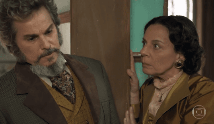 O Tempo Não Para: Na cama com Agustina, Dom Sabino se confunde e fala nome de Carmen