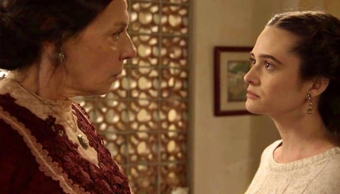 O Tempo Não Para: Mãe de Marocas questiona verdadeiro motivo do noivado da filha.