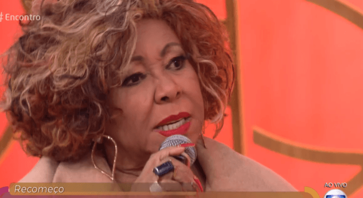 Alcione sofre acidente, cai de escada rolante e é socorrida às pressas para o hospital
