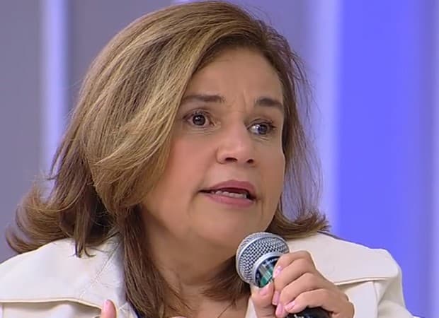 Sumida, a comediante Claudia Rodrigues é flagrada em aeroporto e detalhe chama a atenção