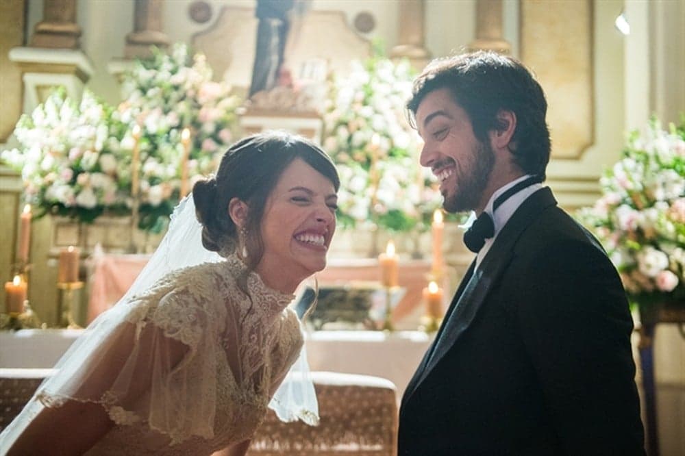 Ema usa coque e brincos de pérola em seu casamento com Ernesto em Orgulho e Paixão (Foto: Victor Pollak/Globo) Ema usa coque e brincos de pérola em seu casamento com Ernesto em Orgulho e Paixão (Foto: Victor Pollak/Globo)