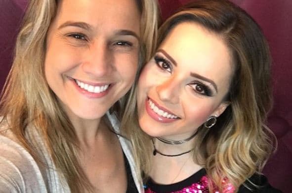 Fã declarada de Sandy, Fernanda Gentil marca presença no show da cantora e choca com declaração
