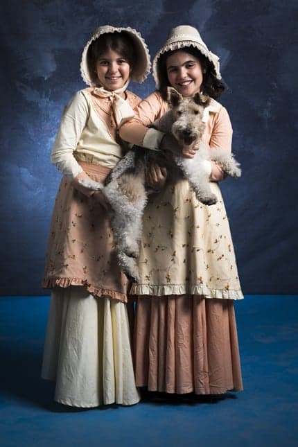 Kiki (Natalia Rodrigues ) e Nico (Raphaela Alvitos) com o fox terrier Pirata (Nietzsche) (Foto: Globo/João Miguel Júnior)