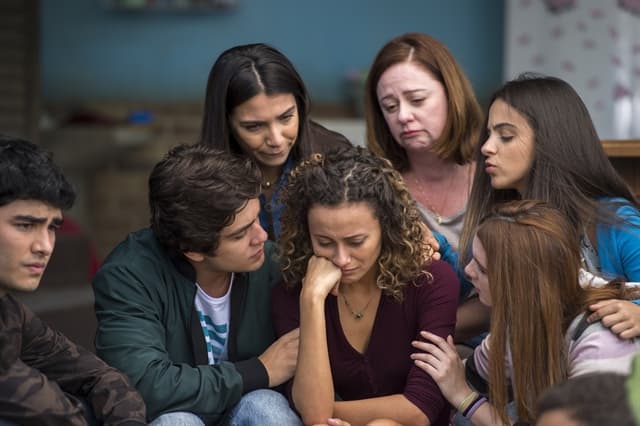 Maria Alice (Alice Milagres) é consolada pelos amigos e pela mãe Rosália (Guta Stresser) (Foto: Globo/Estevam Avellar) Maria Alice (Alice Milagres) é consolada pelos amigos e pela mãe Rosália (Guta Stresser) (Foto: Globo/Estevam Avellar)