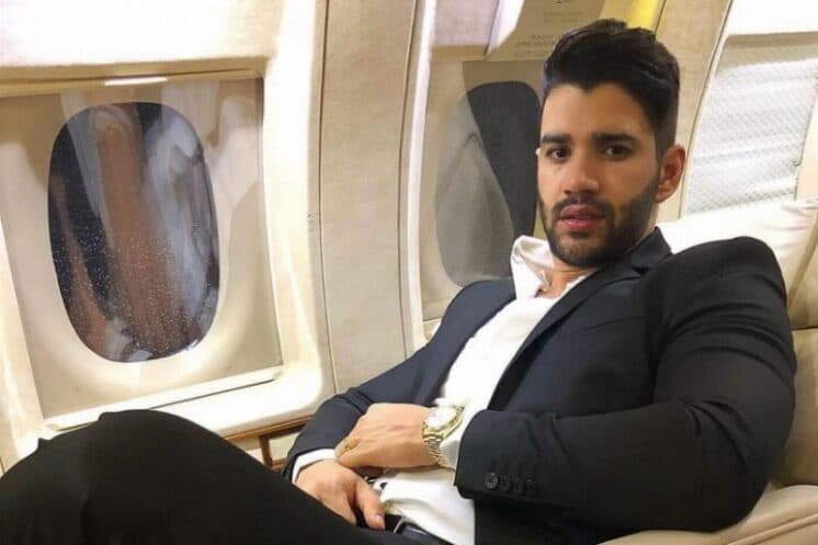Gusttavo Lima passa vergonha em avião por não saber falar inglês e se desespera