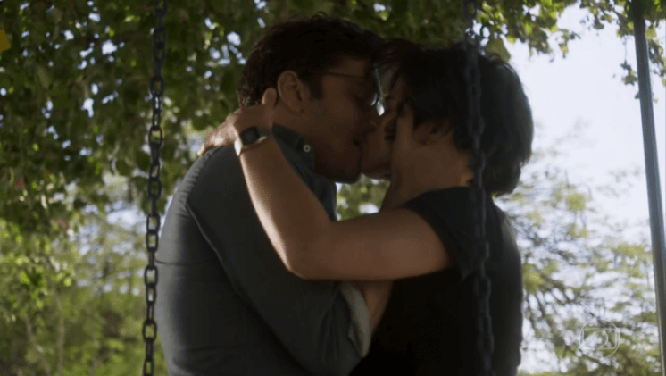 Ionan e Maura se beijam em Segundo Sol e telespectadores ficam divididos
