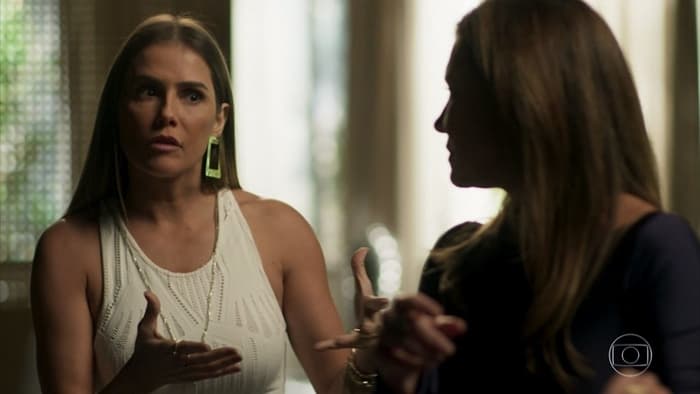 Karola (Deborah Secco) e Laureta (Adriana Esteves) em cena de Segundo Sol (Foto: Reprodução/Globo)