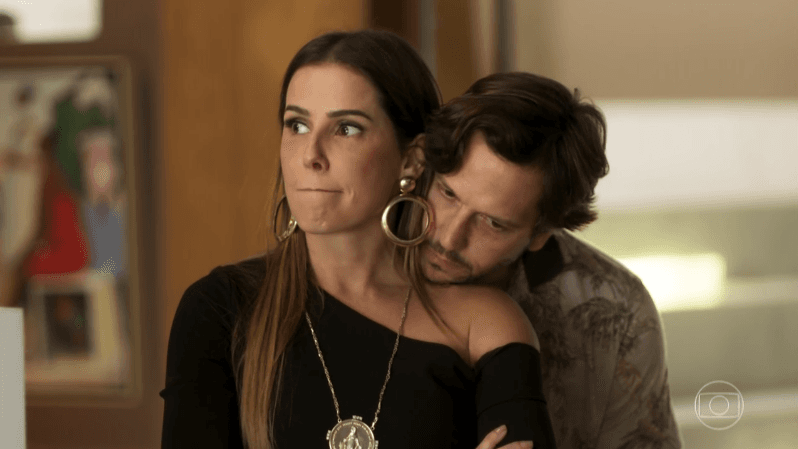 Karola (Deborah Secco) e Remy (Vladimir Brichta) em cena de Segundo Sol (Foto: Reprodução/Globo) Karola (Deborah Secco) e Remy (Vladimir Brichta) em cena de Segundo Sol (Foto: Reprodução/Globo)