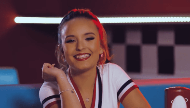 Larissa Manoela comemora aniversário de namoro