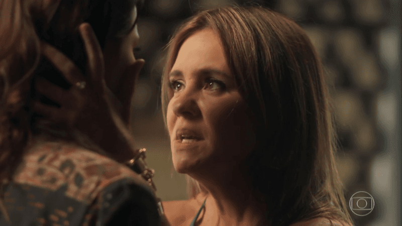 Laureta (Adriana Esteves) e Rosa (Letícia Colin) em cena de Segundo Sol (Foto: Reprodução/Globo) Laureta (Adriana Esteves) e Rosa (Letícia Colin) em cena de Segundo Sol (Foto: Reprodução/Globo)