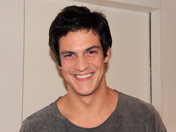 Mateus Solano posa ao lado do irmão e semelhança deixa fãs chocados