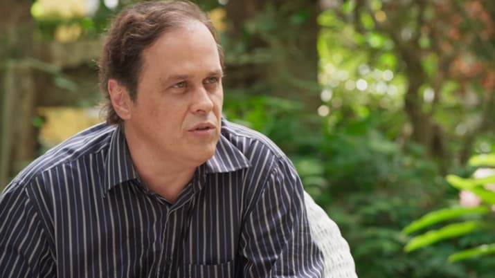 Intérprete de apresentador assassino em nova série, Guilherme Fontes critica telejornais: "Acho tenebroso"