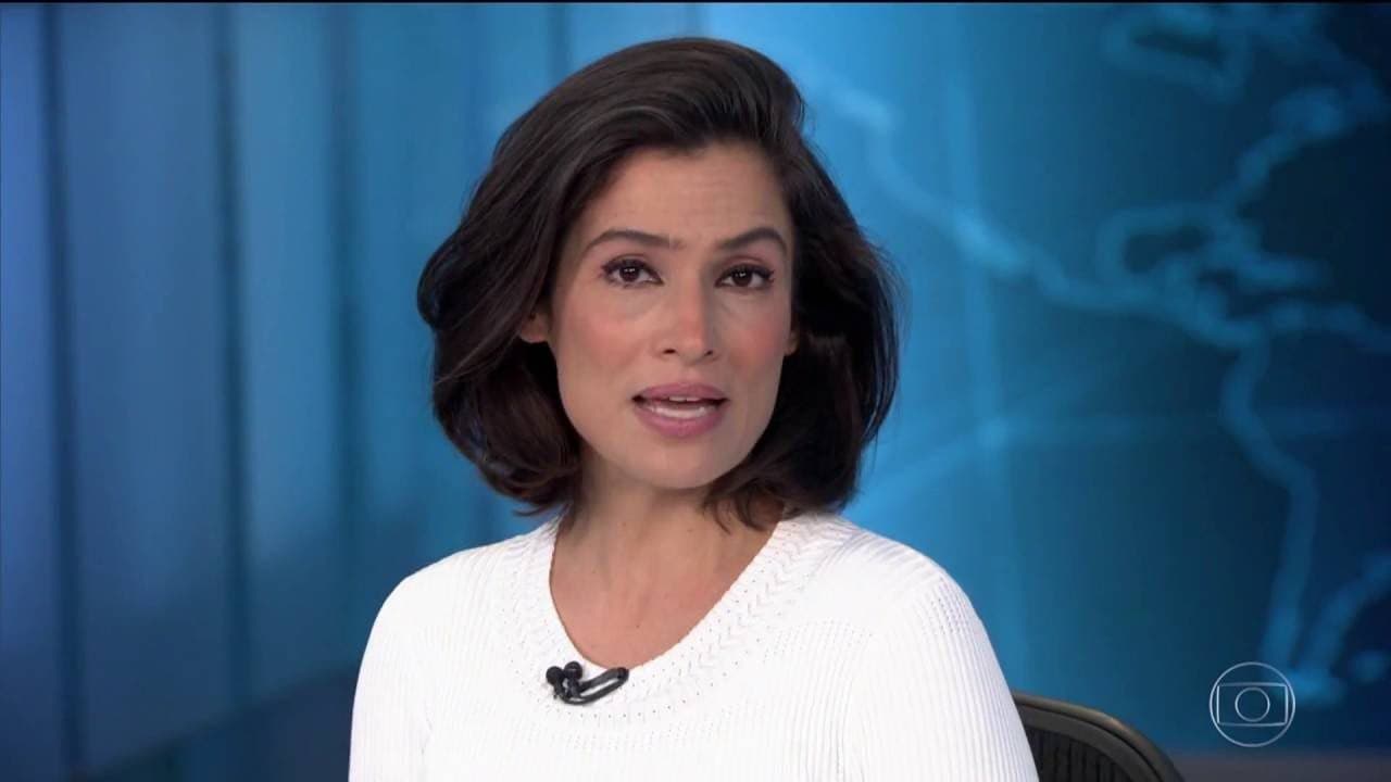 A apresentadora Renata Vasconcellos no Jornal Nacional (Foto: Reprodução/Globo) A apresentadora Renata Vasconcellos no Jornal Nacional (Foto: Reprodução/Globo)