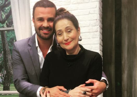Sonia Abrão choca ao dar beijão em ator famoso bonitão, desconversa e fala sobre a possibilidade de romance