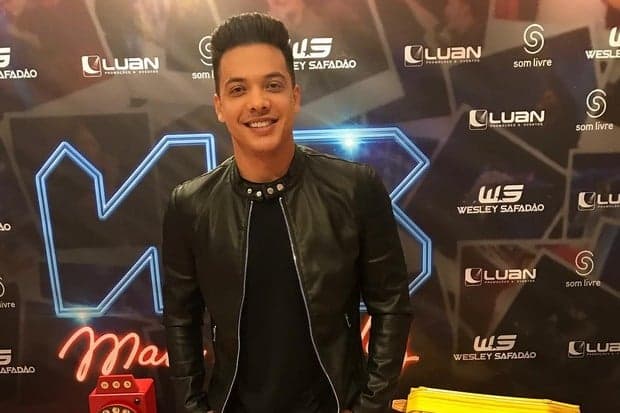 Wesley Safadão se envolve em nova polêmica ao exibir empregadas usando máscaras para cuidar do filho