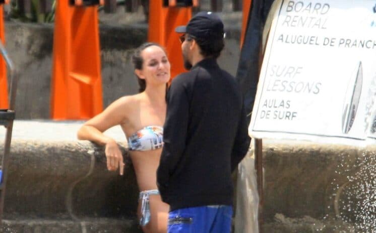 Marido de Dani Winits, André Gonçalves é flagrado com moça de biquíni na praia
