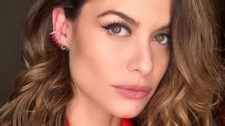 Alinne Moraes surpreende e faz rara aparição com o filho e o marido
