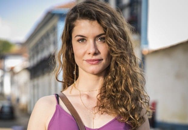 Alinne Moraes brilha em Espelho da Vida, revela dificuldades da carreira e dá spoiler sobre último capítulo