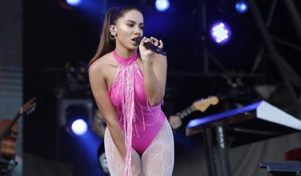 Anitta leva tombo durante show em São Paulo e público não perdoa