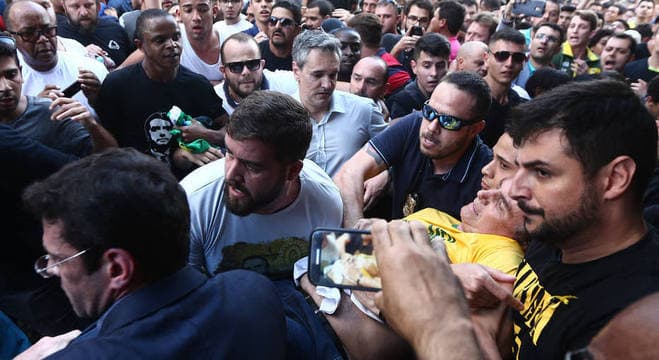O candidato Jair Bolsonaro é carregado durante evento em Juiz de Fora (MG) O candidato Jair Bolsonaro é carregado durante evento em Juiz de Fora (MG)