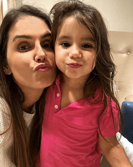 Deborah Secco mostra a filha lendo em inglês, surpreende e 'quebra a web'