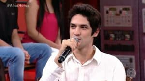 O ator Gabriel Leone no palco do Altas Horas (Foto: Reprodução/Globo) O ator Gabriel Leone no palco do Altas Horas (Foto: Reprodução/Globo)