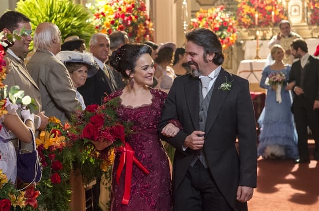 Orgulho e Paixão: Julieta se casa com Aurélio ao lado de Camilo e Jane e surpreende com pedido