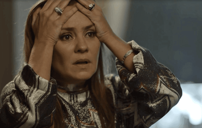 Segundo Sol: Mãe de Laureta queima fortuna e vilã surta