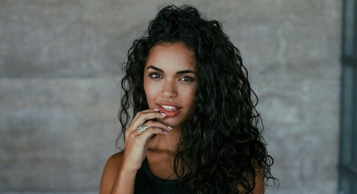 Giovana Cordeiro beija ator da Globo durante Bloco de Carnaval e faz amiga segurar vela