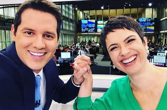 Maju confunde Bonner com Dony, cria apelido ao vivo e ele entra na brincadeira