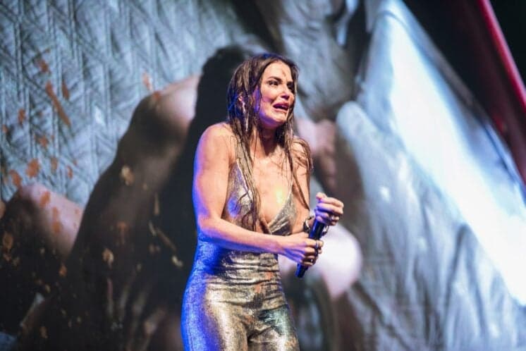 Karola é desmascarada publicamente em show de Beto Falcão e cena repercute nas redes sociais