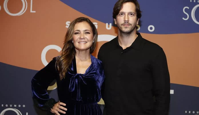 Adriana Esteves e Vladimir Britcha fazem rara aparição juntos, são flagrados em clima de intimidade e chocam