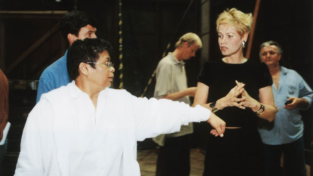 Marlene Mattos, diretora de núcleo da Rede Globo Globo, conversando com Xuxa (Foto: Divulgação)