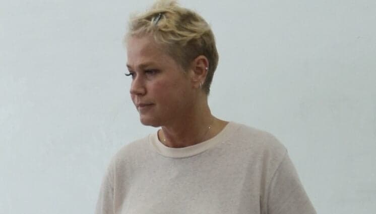 Xuxa surpreende a todos e vota acompanhada por pessoas humildes