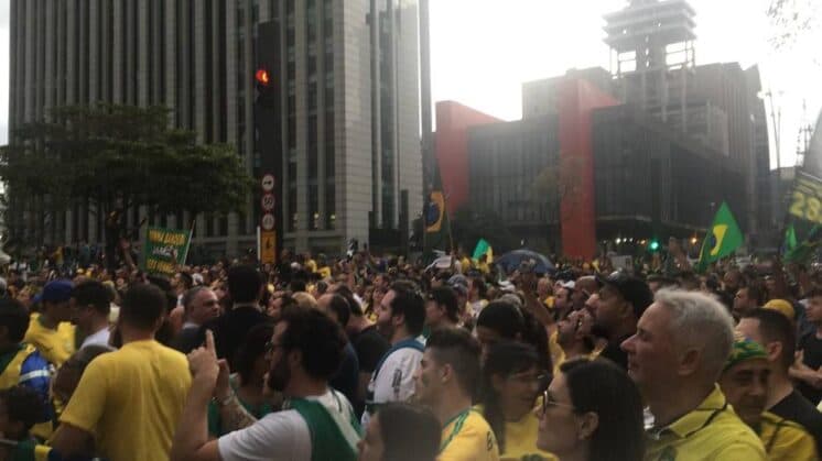 Repórter da Band, Ana Nery é insultada e leva cabeçada durante cobertura das manifestações pró-Bolsonaro