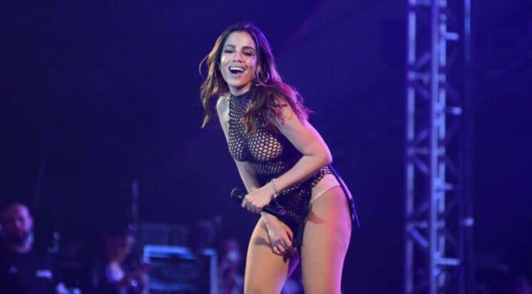 Anitta rebola no colo de cantor famoso em show