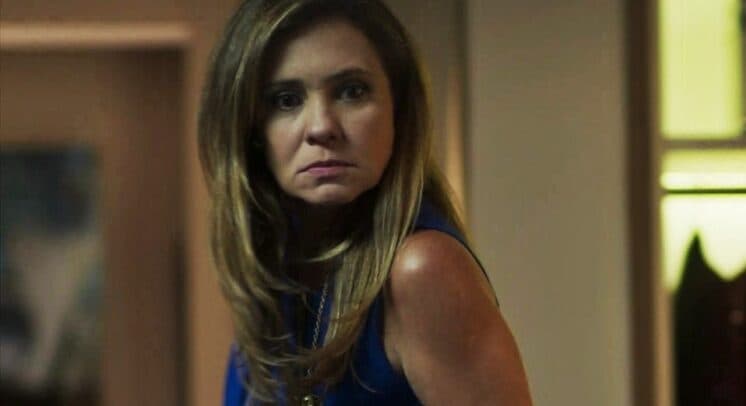 Segundo Sol: Laureta volta ao passado de quenga e tenta fazer sexo com senhor de idade