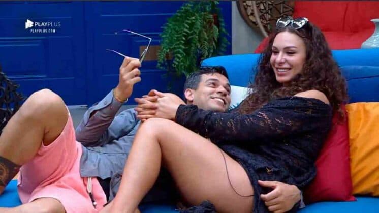 A Fazenda: Gabi Prado sugere que Fernanda Lacerda divida a cama com Caique Aguiar e peoa responde