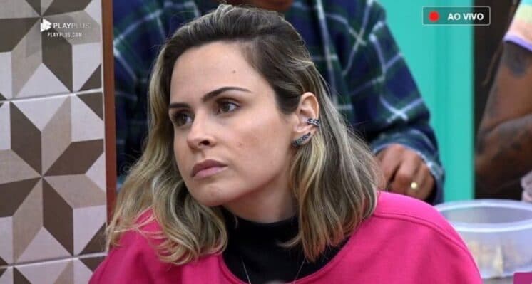 A Fazenda: Ana Paula pega calcinha com menstruação e parte pra cima de peoa